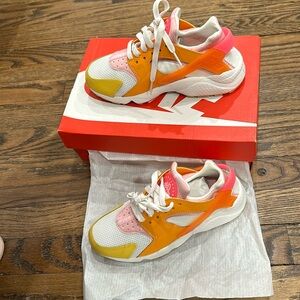 Nike Air Huarache Summit White/Solar Flare/Hyper Pink DX2674-100 Women  Size 6